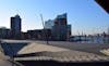 Blick auf die Hafenpromenade und Elbphilharmonie