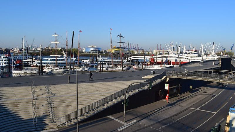 Blick von der U-Bahn-Station Baumwall auf die Hafenpromenade
