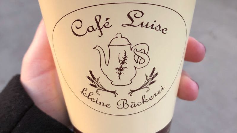 Das Café Luise in Fuhlsbuettel. Auf dem Bild ist ein Kaffeebecher aus dem Stadtteil zu sehen