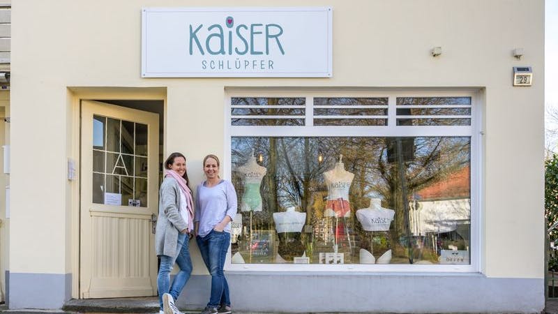 Die Kaiserschlüpfer-Gründerinnen Julia und Daniela vor ihrem neuen Laden in Groß Flottbek