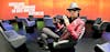 Udo Lindenberg hält eine Virtual-Reality-Brille in den Händen