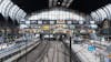 Blick auf die gegenüberliegende Wandelhalle im Hauptbahnhof