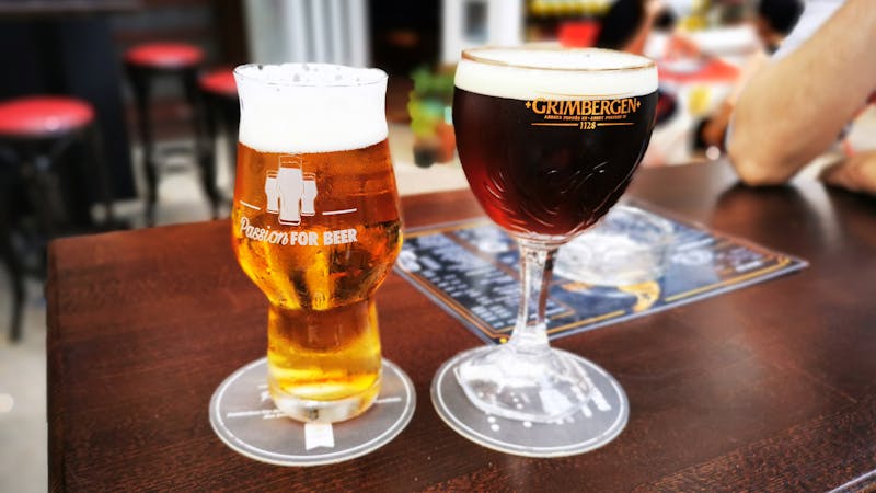 Zwei Gläser Bier in Arian's Pub