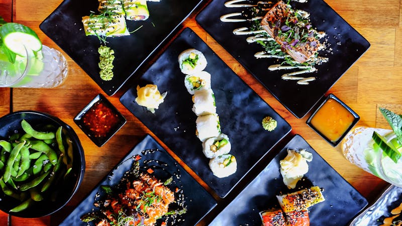Sushi, Edamame, Dips und Getränke im raw like sushi & more