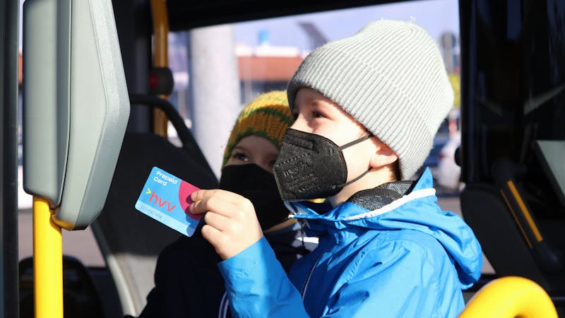 Junge benutzt hvv Prepaid Card im Bus