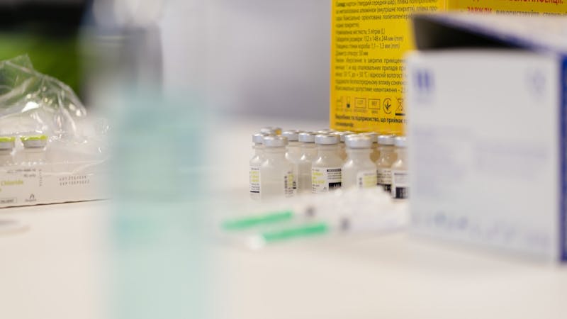 Impfstoffdosen und Spritzen auf einem Tisch